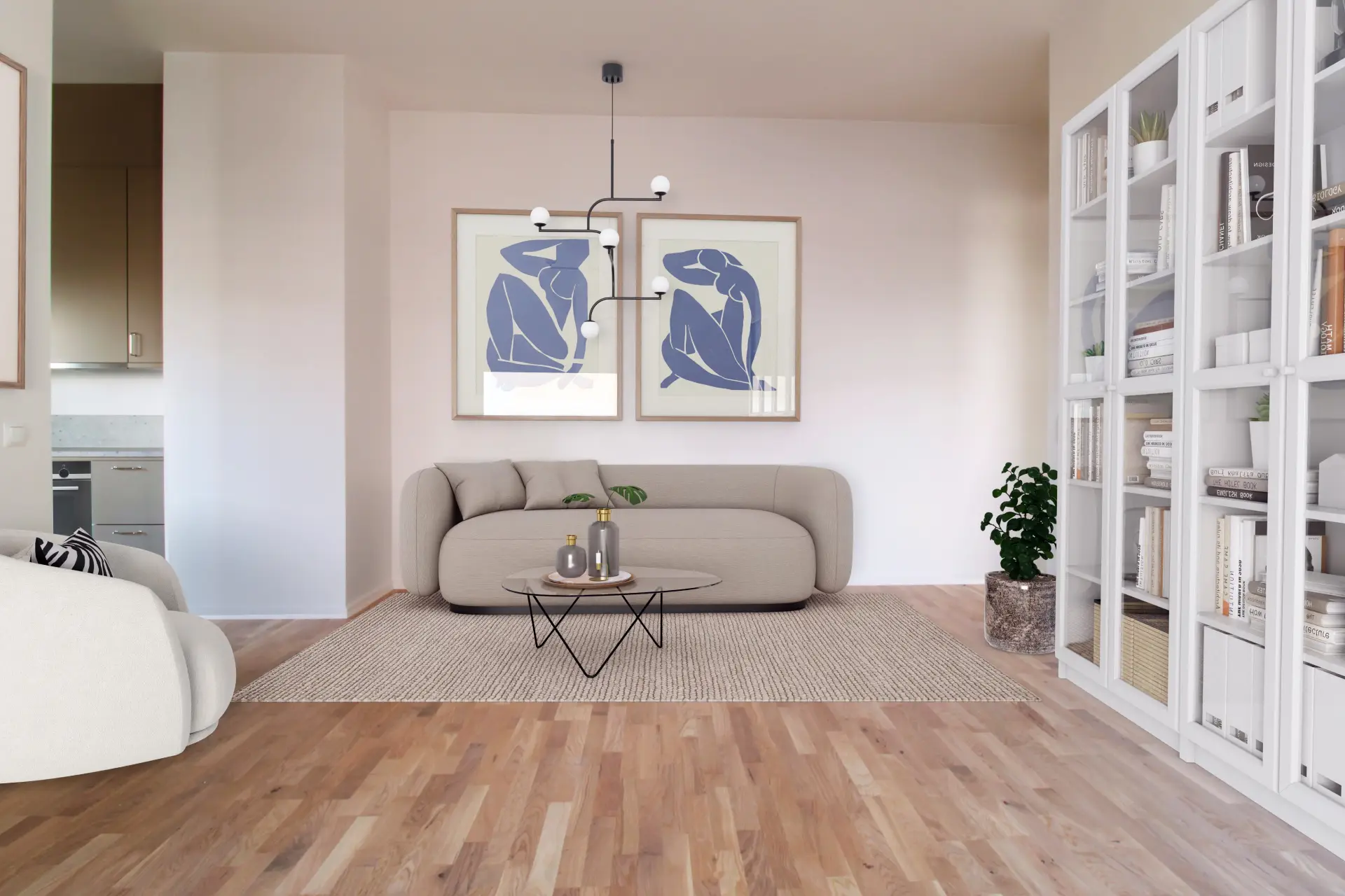 Ett vardagsrum med en beige soffa, ett soffbord med glasskiva, två abstrakta blå konstverk på väggen, en stor vit bokhylla och trägolv. ljuset filtreras in från sidan, vilket ger utrymmet en varm och välkomnande känsla.